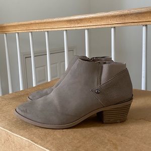 A 7.5 Simply Vera Vera Wang ankle boots.